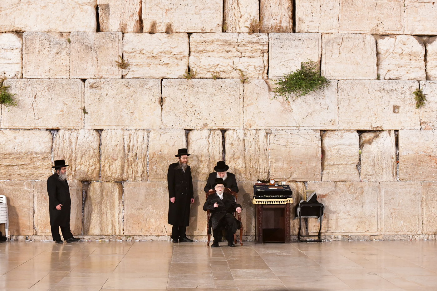 האדמו"ר מסערט ויז'ניץ בתפילה ע"י הכותל המערבי