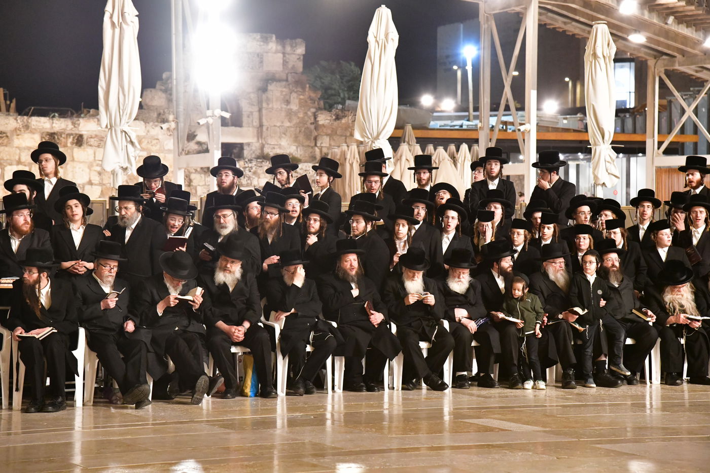 האדמו"ר מסערט ויז'ניץ בתפילה ע"י הכותל המערבי