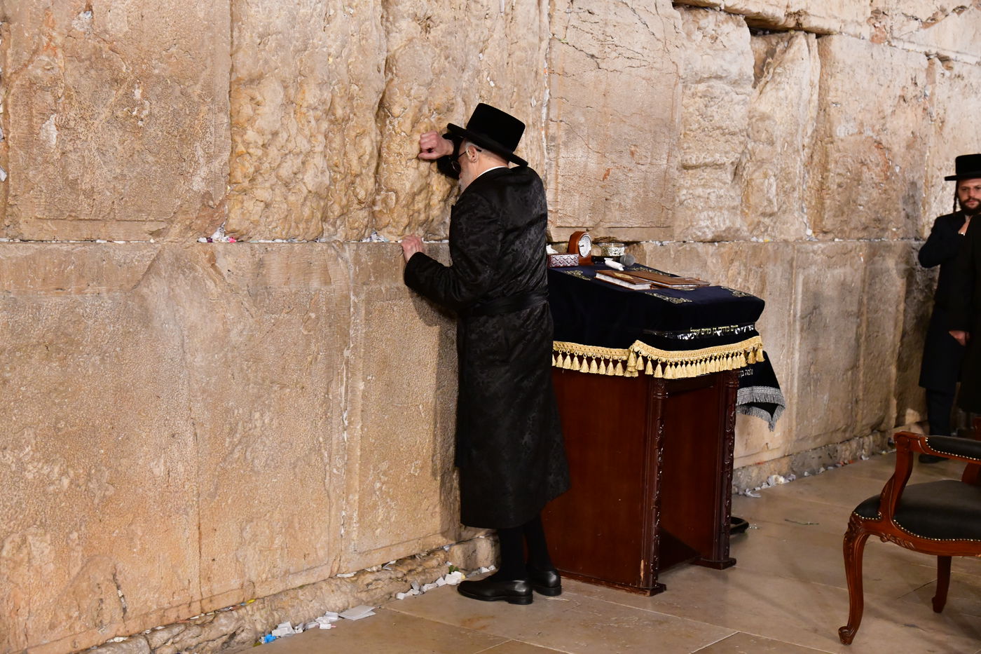 האדמו"ר מסערט ויז'ניץ בתפילה ע"י הכותל המערבי