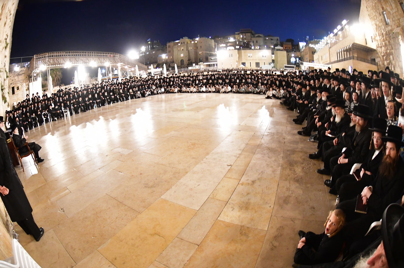 האדמו"ר מסערט ויז'ניץ בתפילה ע"י הכותל המערבי