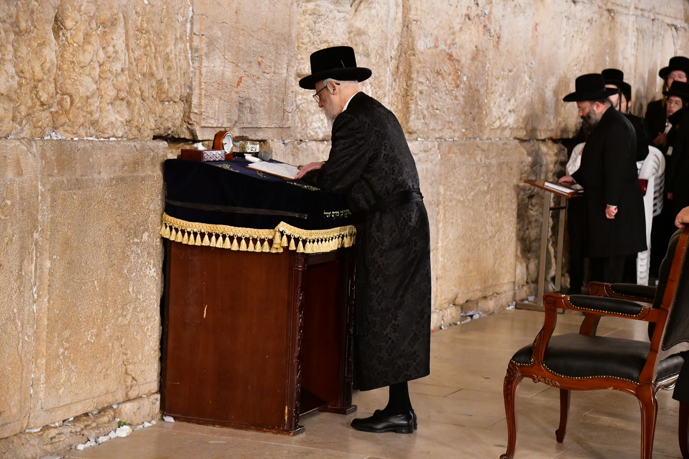 האדמו"ר מסערט ויז'ניץ בתפילה ע"י הכותל המערבי