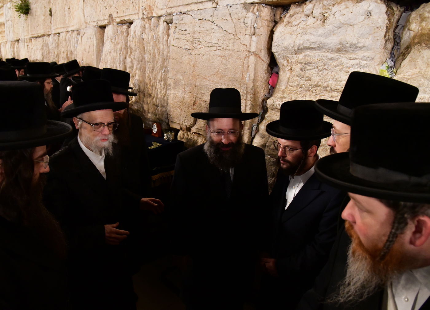 האדמו"ר מסערט ויז'ניץ בתפילה ע"י הכותל המערבי