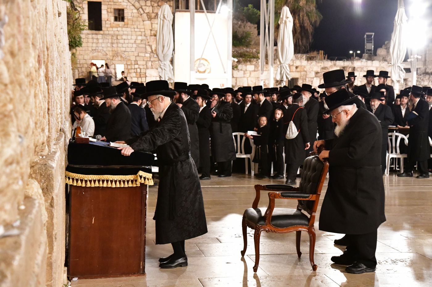 האדמו"ר מסערט ויז'ניץ בתפילה ע"י הכותל המערבי