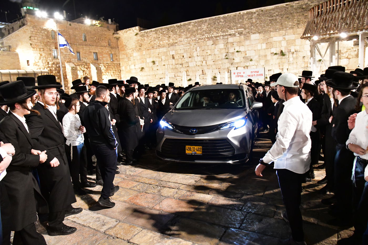 האדמו"ר מסערט ויז'ניץ בתפילה ע"י הכותל המערבי