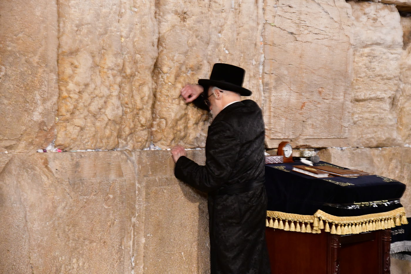 האדמו"ר מסערט ויז'ניץ בתפילה ע"י הכותל המערבי