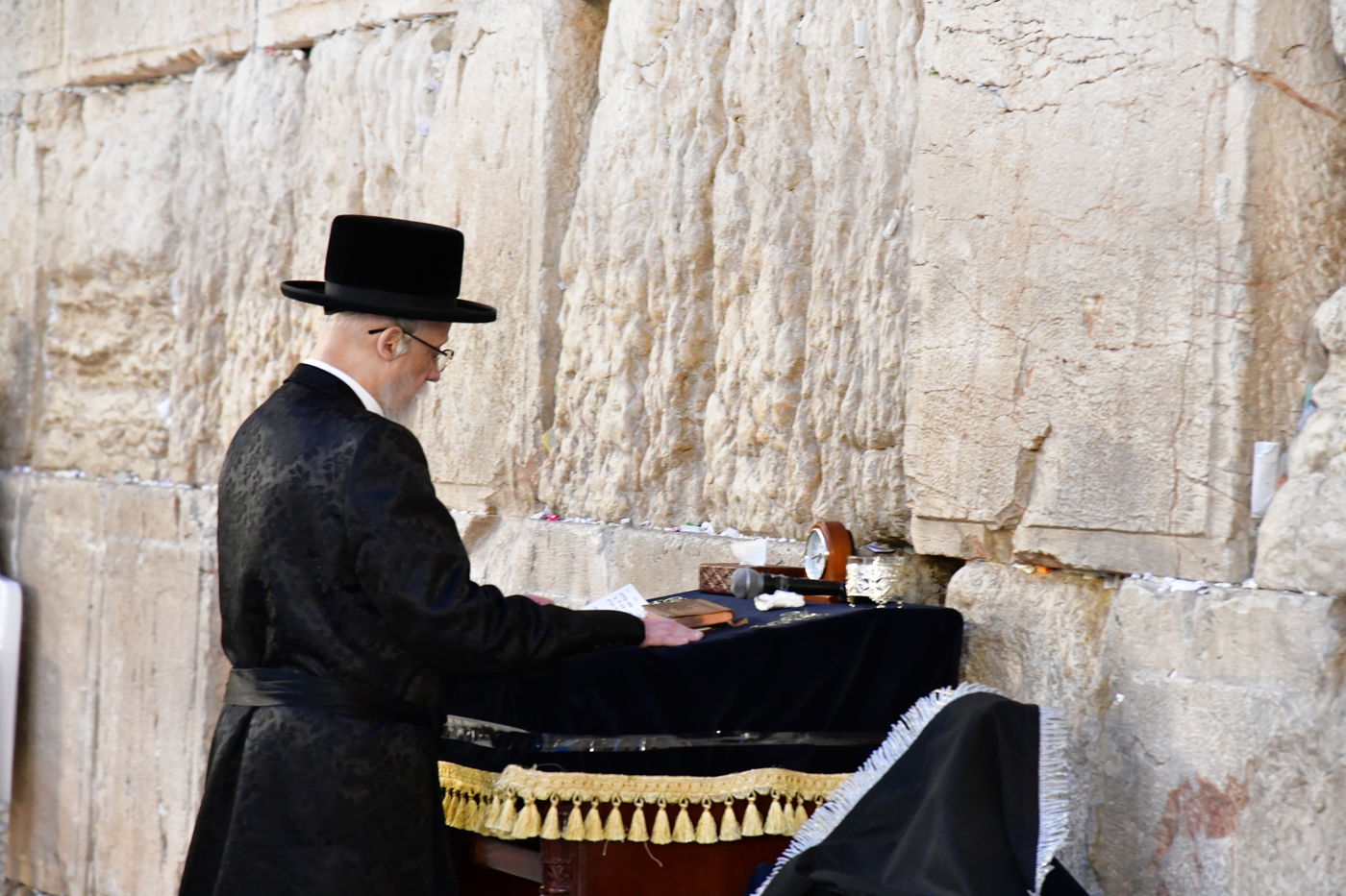 האדמו"ר מסערט ויז'ניץ בתפילה ע"י הכותל המערבי