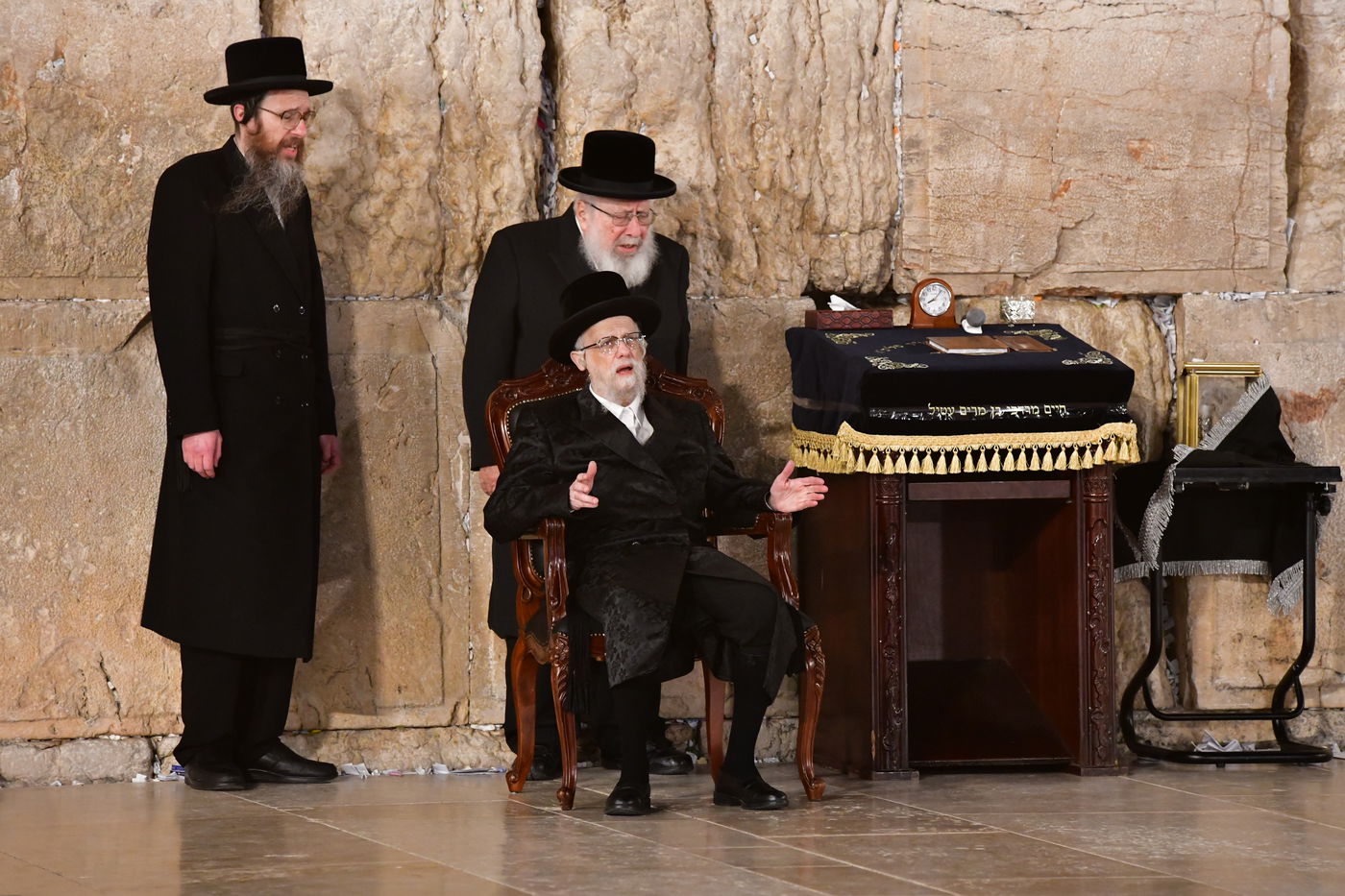 האדמו"ר מסערט ויז'ניץ בתפילה ע"י הכותל המערבי