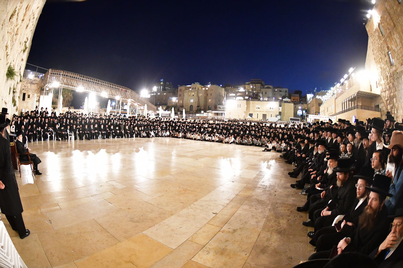האדמו"ר מסערט ויז'ניץ בתפילה ע"י הכותל המערבי