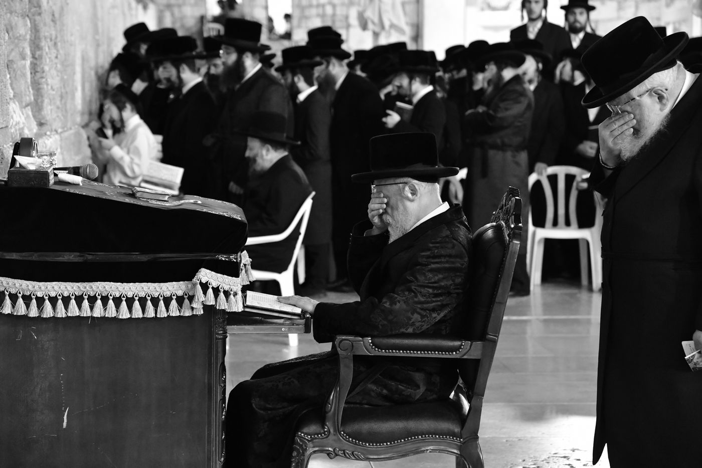 האדמו"ר מסערט ויז'ניץ בתפילה ע"י הכותל המערבי