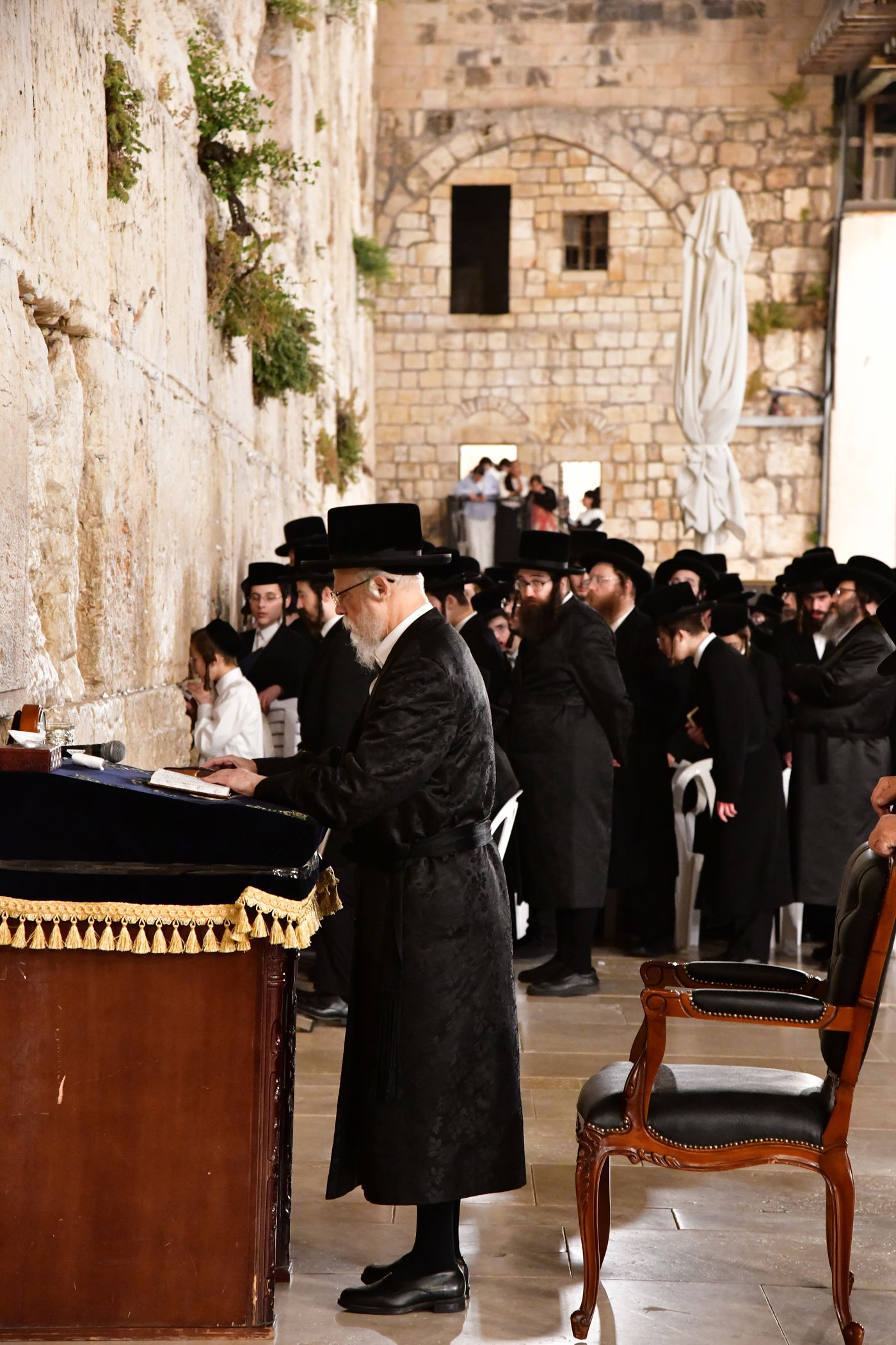 האדמו"ר מסערט ויז'ניץ בתפילה ע"י הכותל המערבי