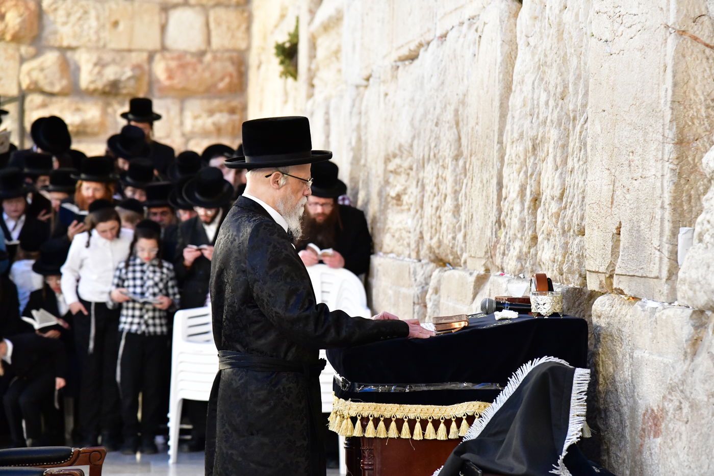 האדמו"ר מסערט ויז'ניץ בתפילה ע"י הכותל המערבי