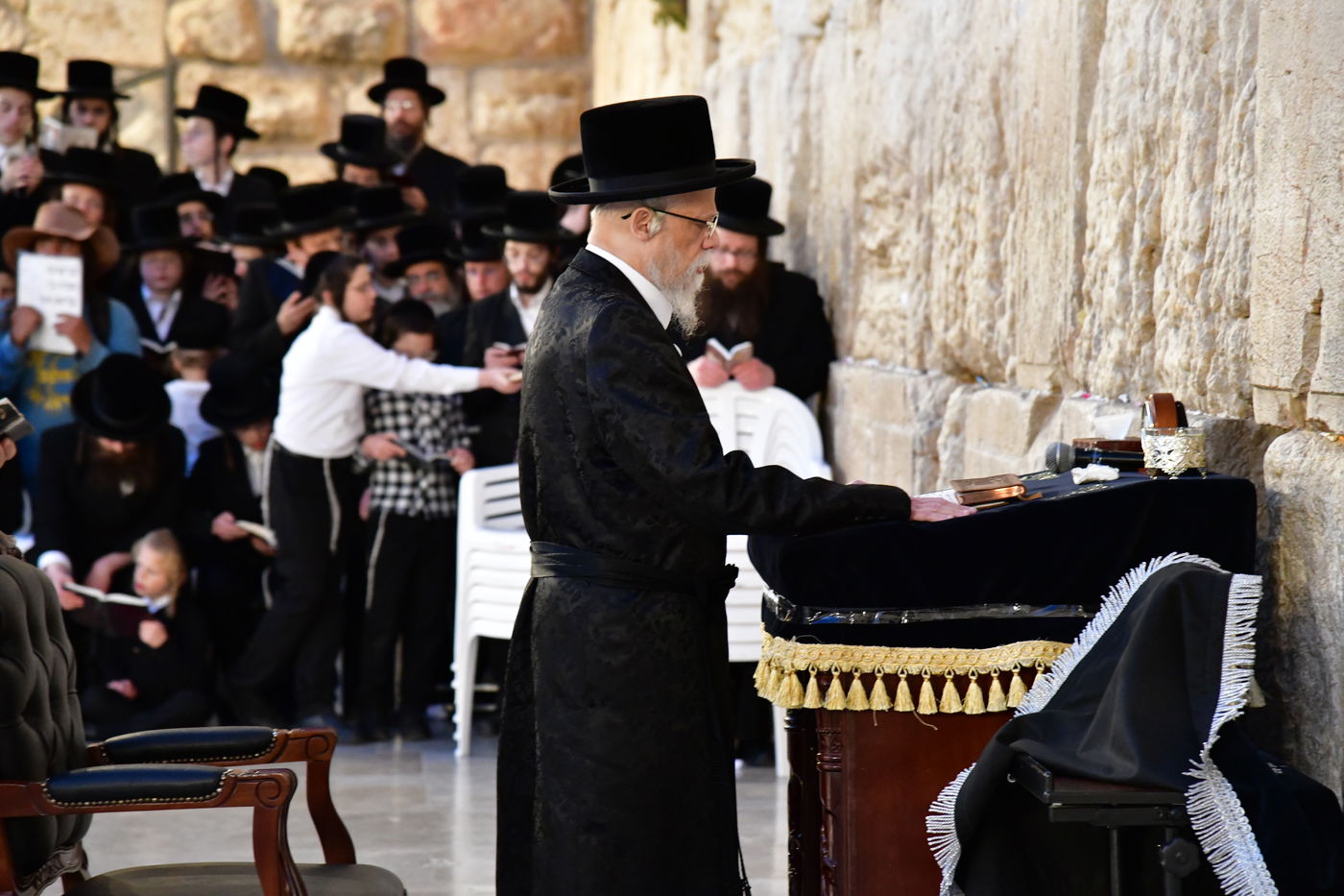 האדמו"ר מסערט ויז'ניץ בתפילה ע"י הכותל המערבי