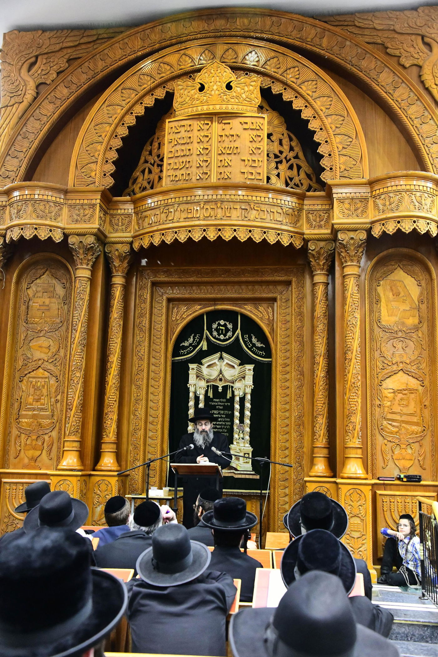 הגה"צ רבי צבי מאיר זילברברג בשיחת הכנה לחג השבועות