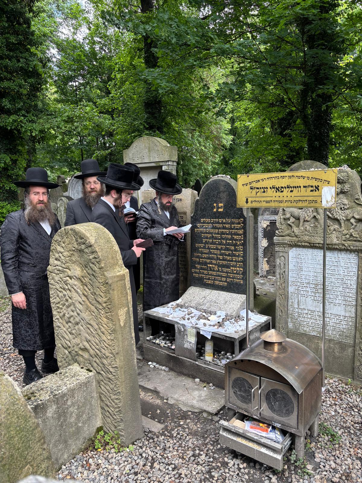 הרה״צ רבי יוסף בנימין ווייס במסע הקודש לאירופה