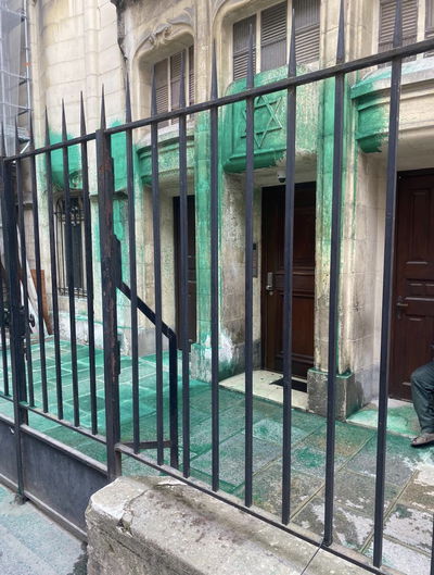 מתקפה בלב פריז: בתי כנסת היסטוריים ואנדרטת שואה נצבעו בצבע האיסלאם