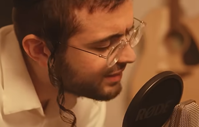 נותי ליברמן מפתיע במחרוזת קצרצרה עם מיטב להיטי התורה