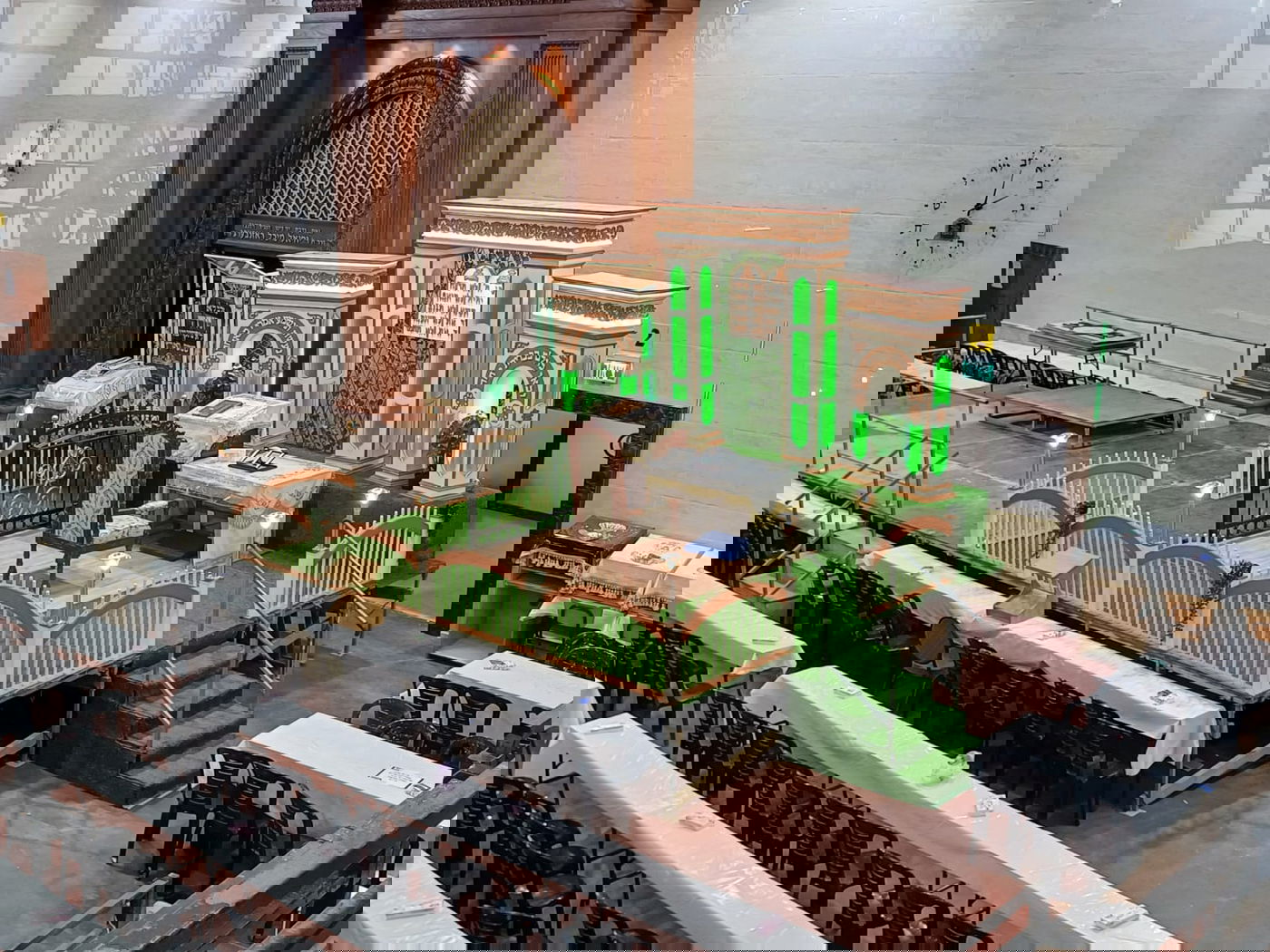 ביהמ"ד הגדול בקריית צאנז מוכן לקראת חג השבועות