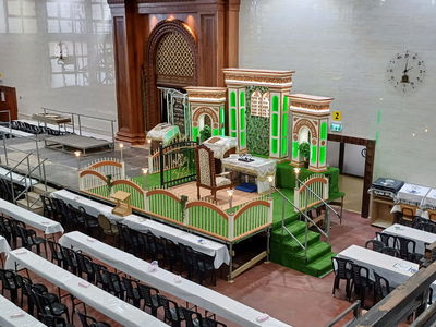 ביהמ"ד הגדול בקריית צאנז מוכן לקראת חג השבועות