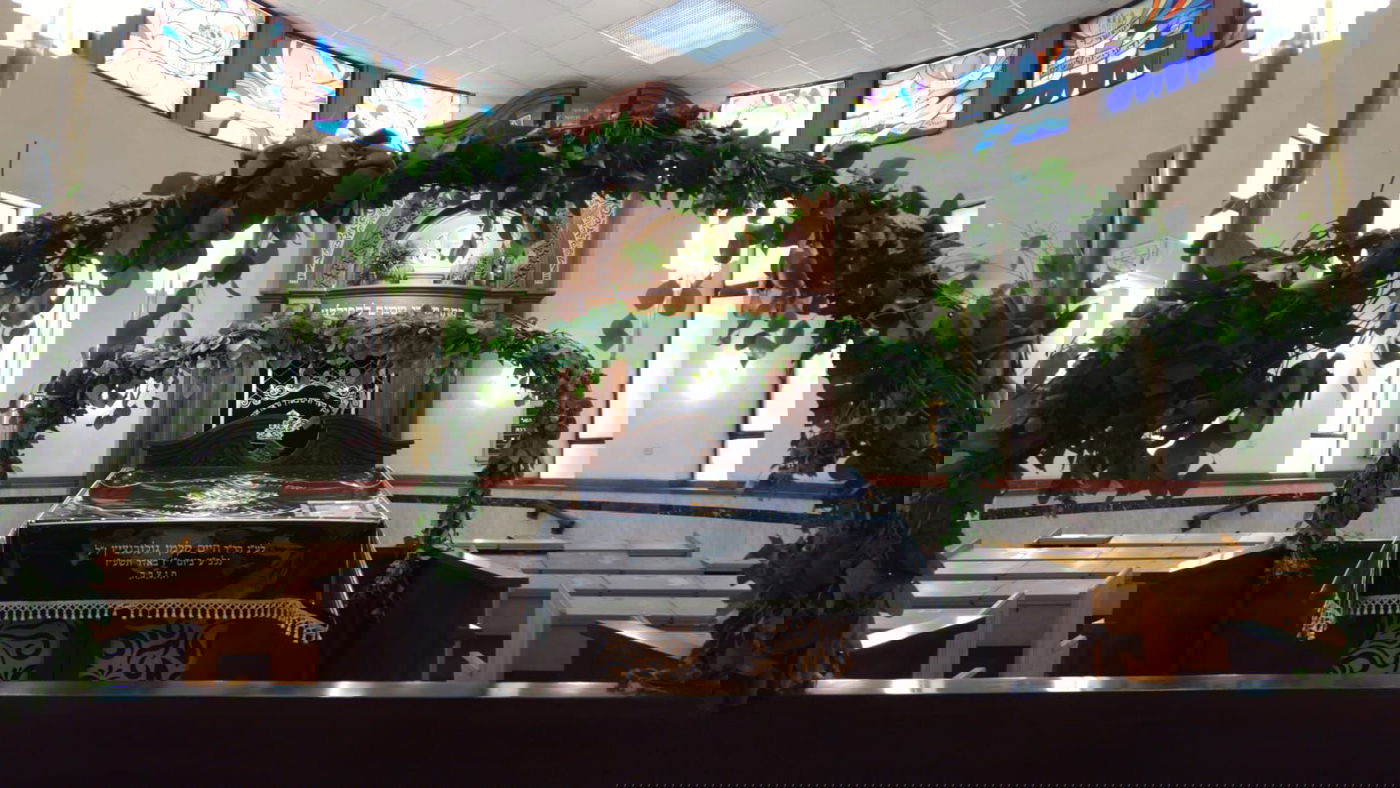 בית הכנסת מגדל בבית וגן מוכן לקראת החג