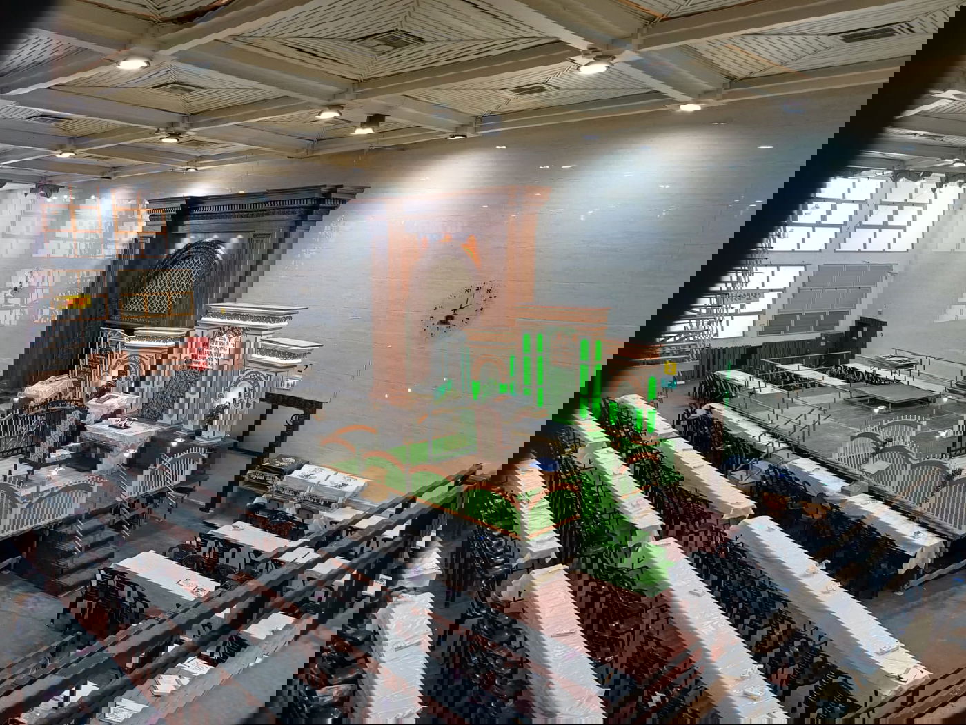 ביהמ"ד הגדול בקריית צאנז מוכן לקראת חג השבועות