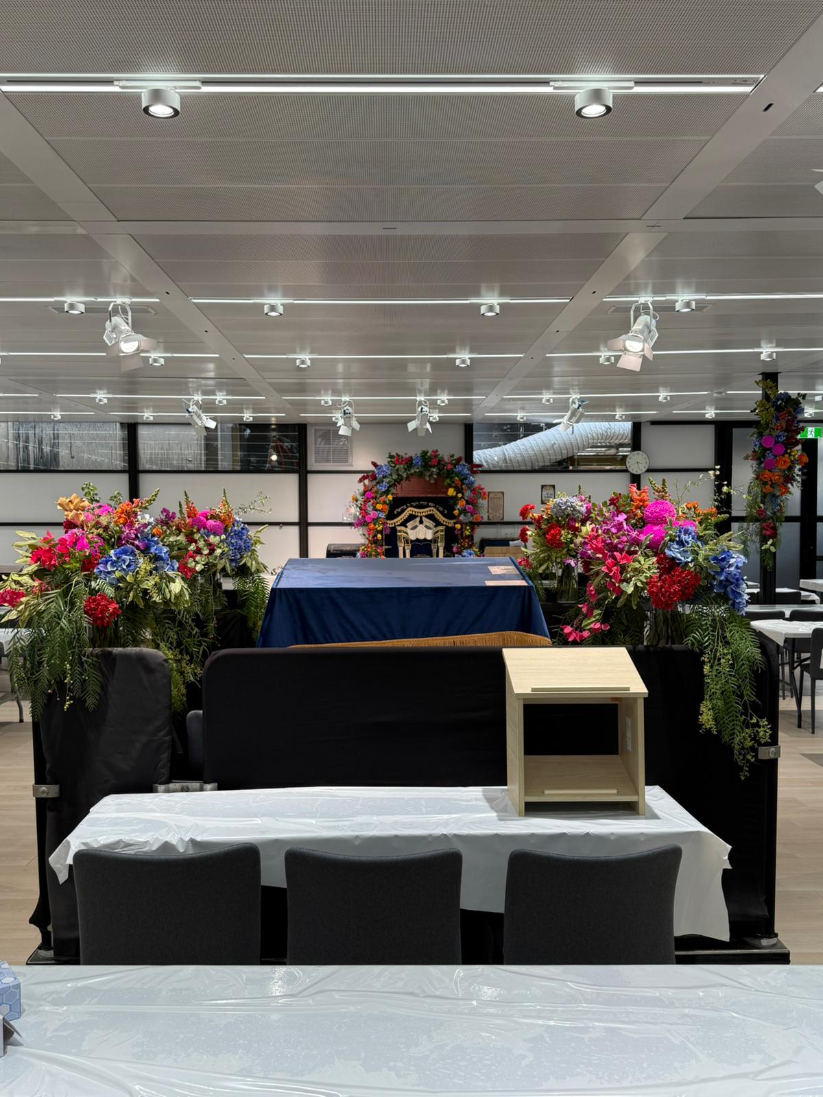 ביהמ"ד 'עדת ישראל' באוסטרליה מקושט לקראת החג