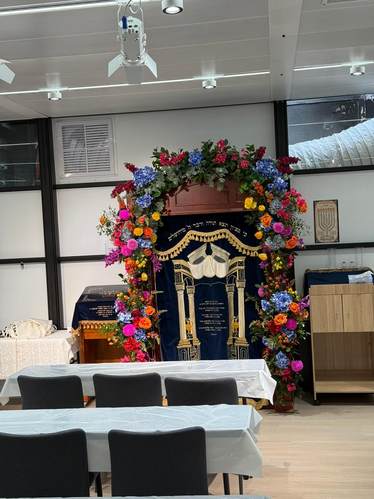 ביהמ"ד 'עדת ישראל' באוסטרליה מקושט לקראת החג