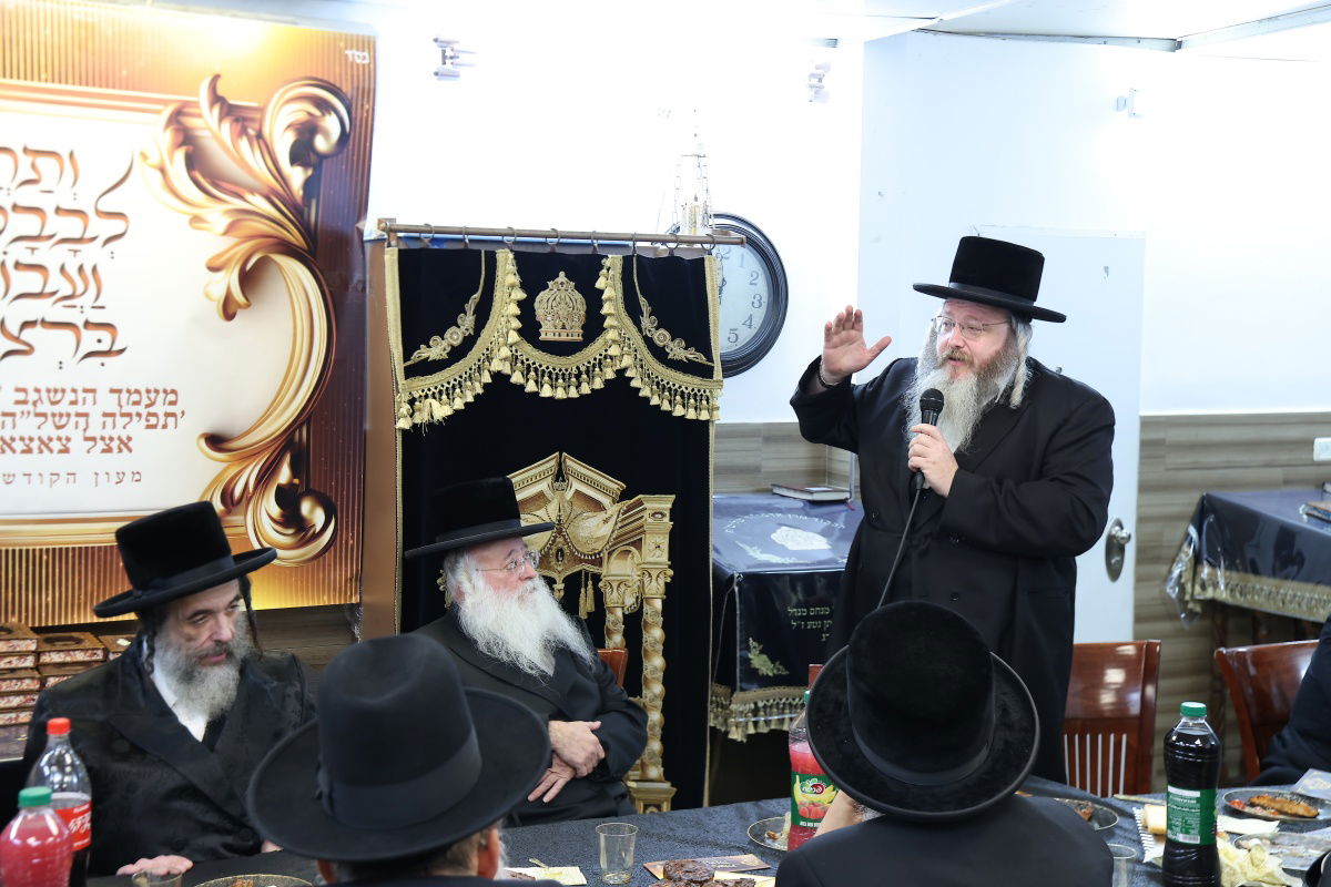 בני האדמו"ר מויז'ניץ באמירת תפילת השל"ה