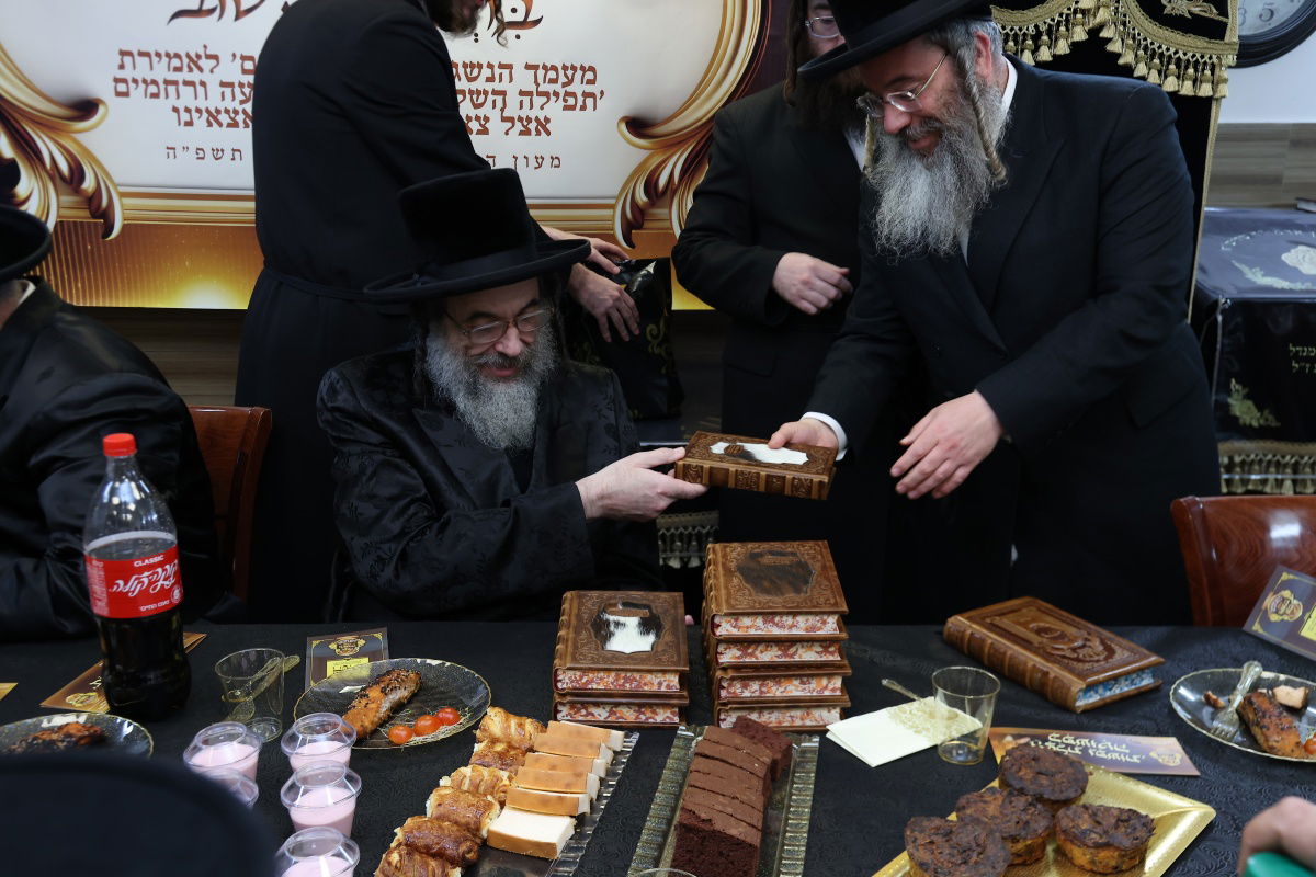 בני האדמו"ר מויז'ניץ באמירת תפילת השל"ה