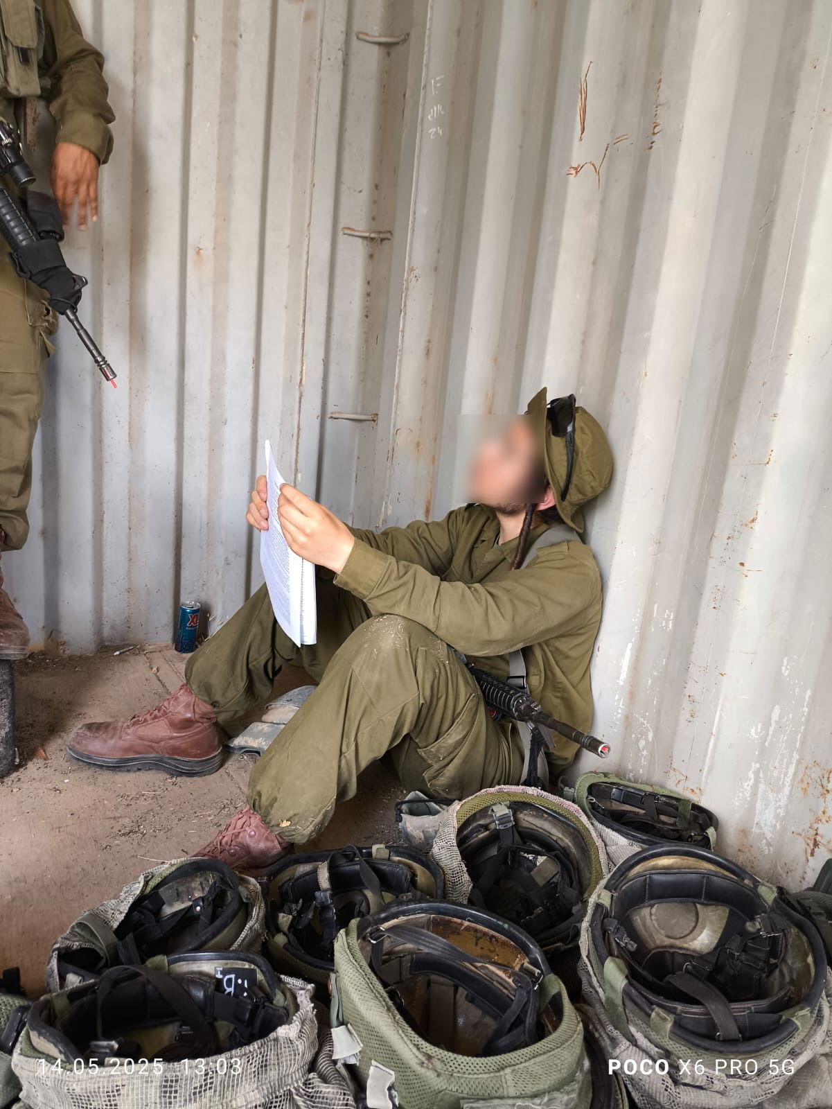 חייל לומד במהלך הפסקה מפעילות