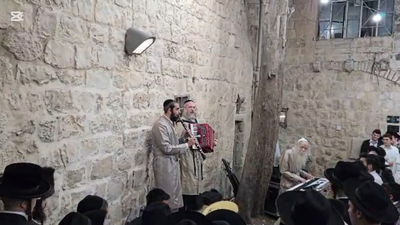 מוצאי חג השבועות בקבר דוד המלך