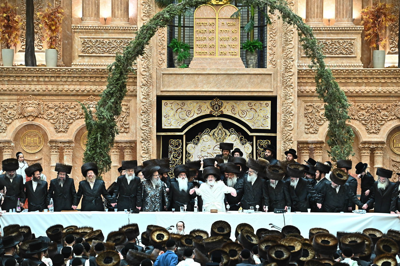 נעילת החג שבועות בחצה"ק ויז'ניץ