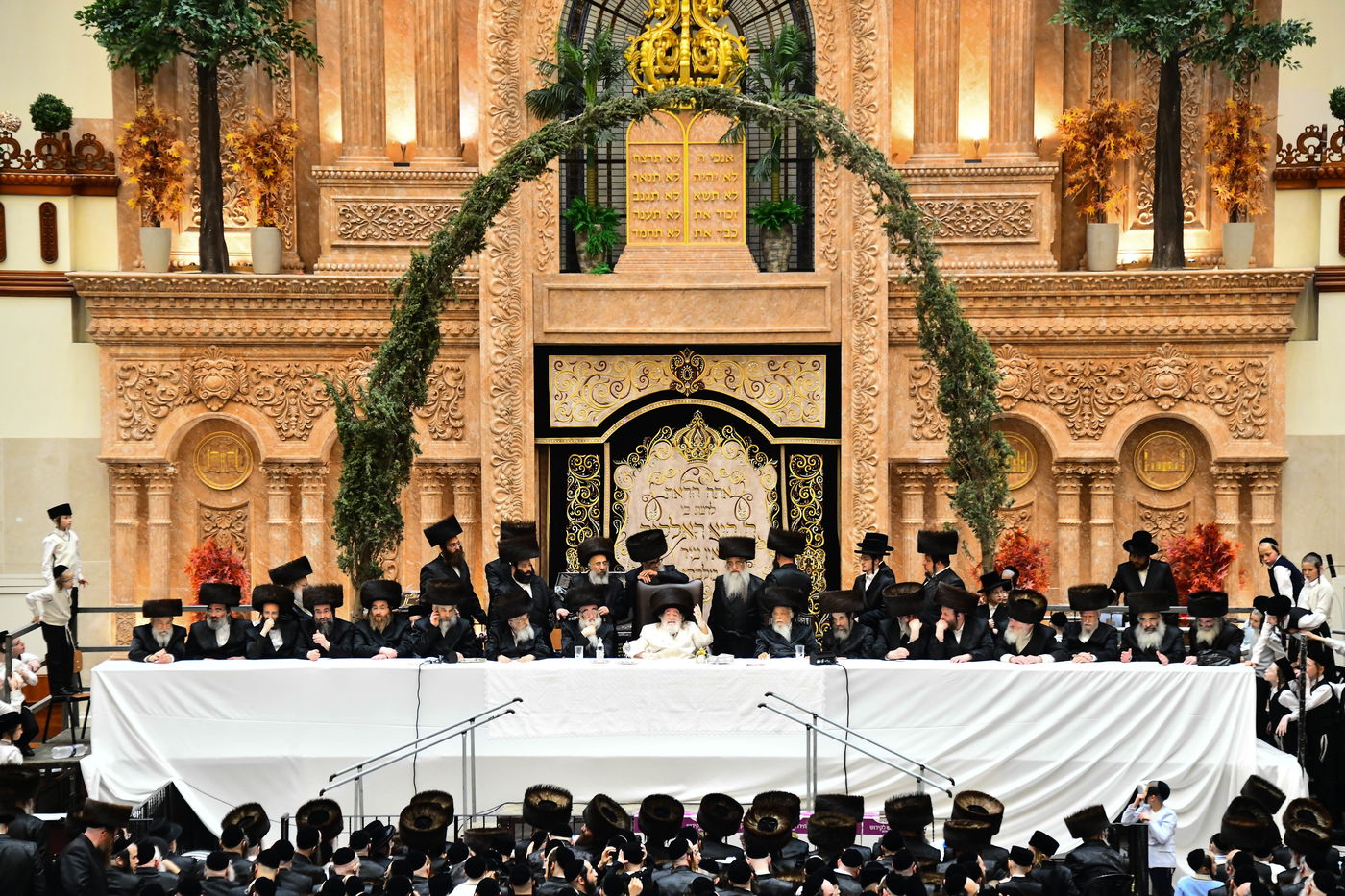 נעילת החג שבועות בחצה"ק ויז'ניץ