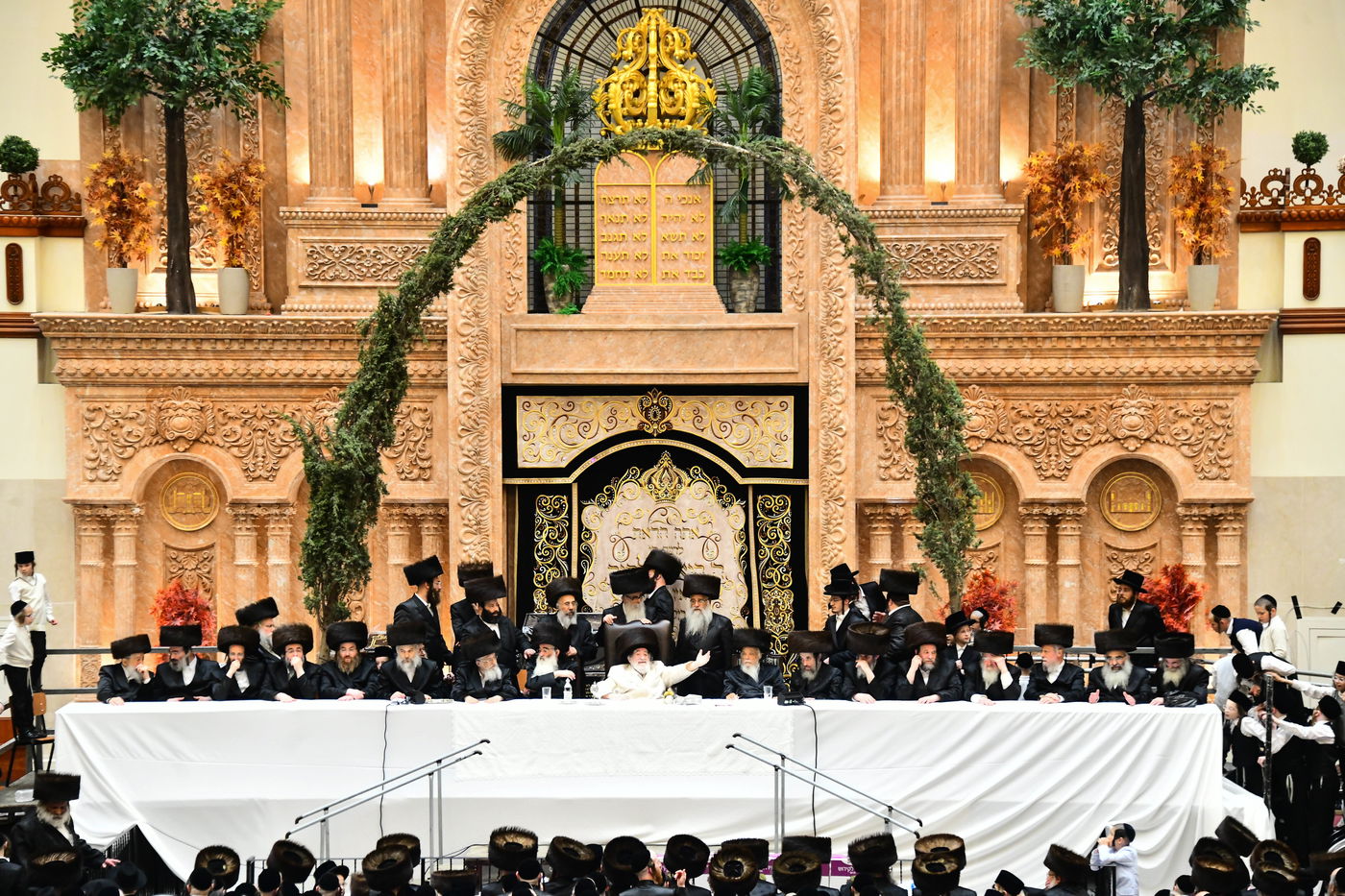 נעילת החג שבועות בחצה"ק ויז'ניץ