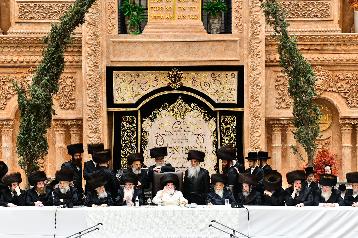 נעילת החג שבועות בחצה"ק ויז'ניץ