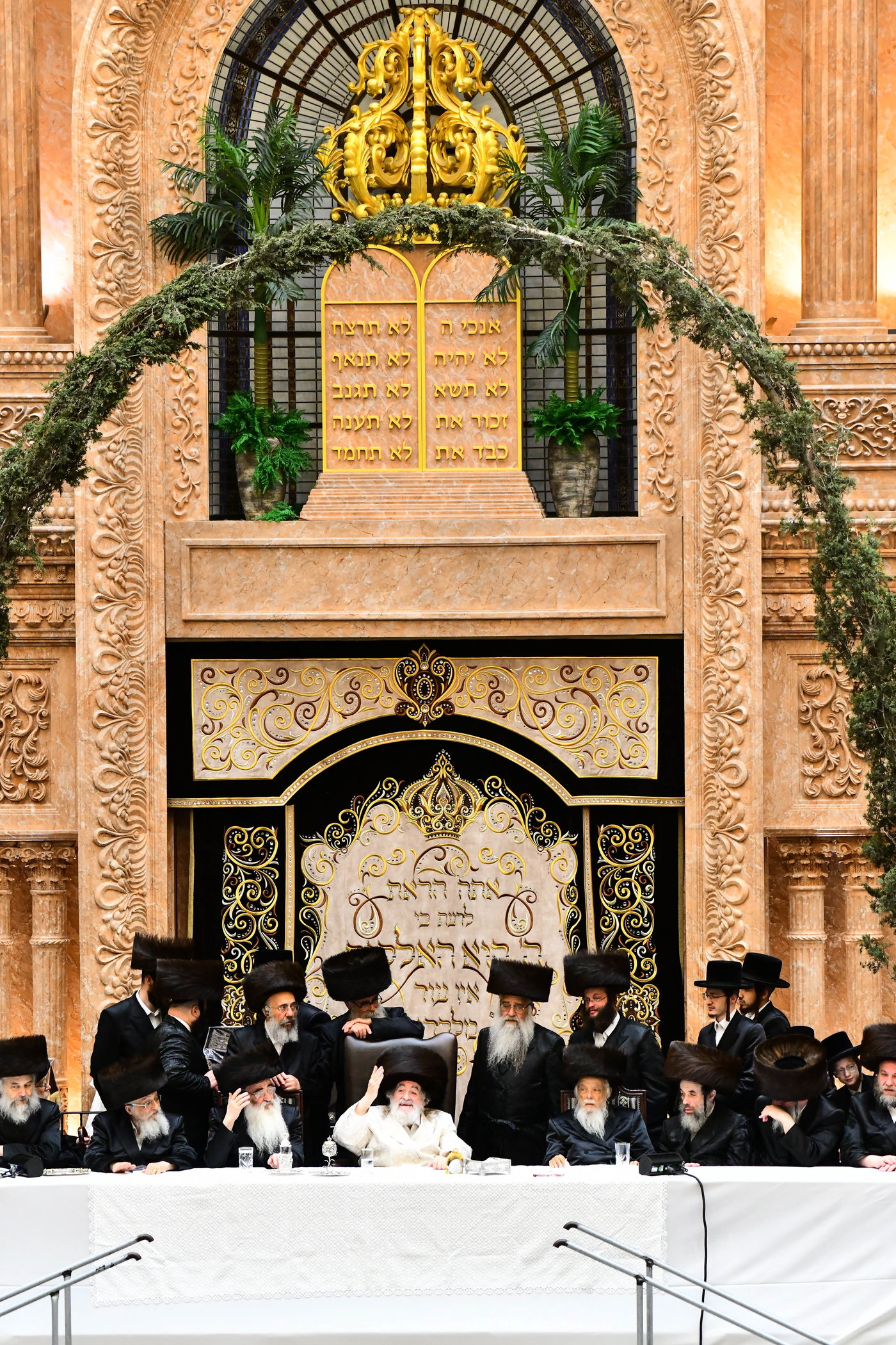 נעילת החג שבועות בחצה"ק ויז'ניץ