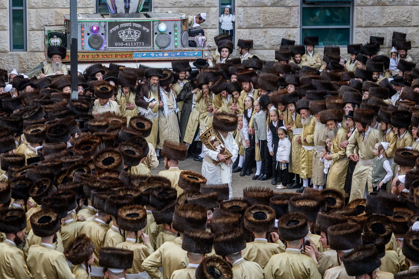הכנסת ספר תורה ב'תולדות אהרן' בערב חג השבועות