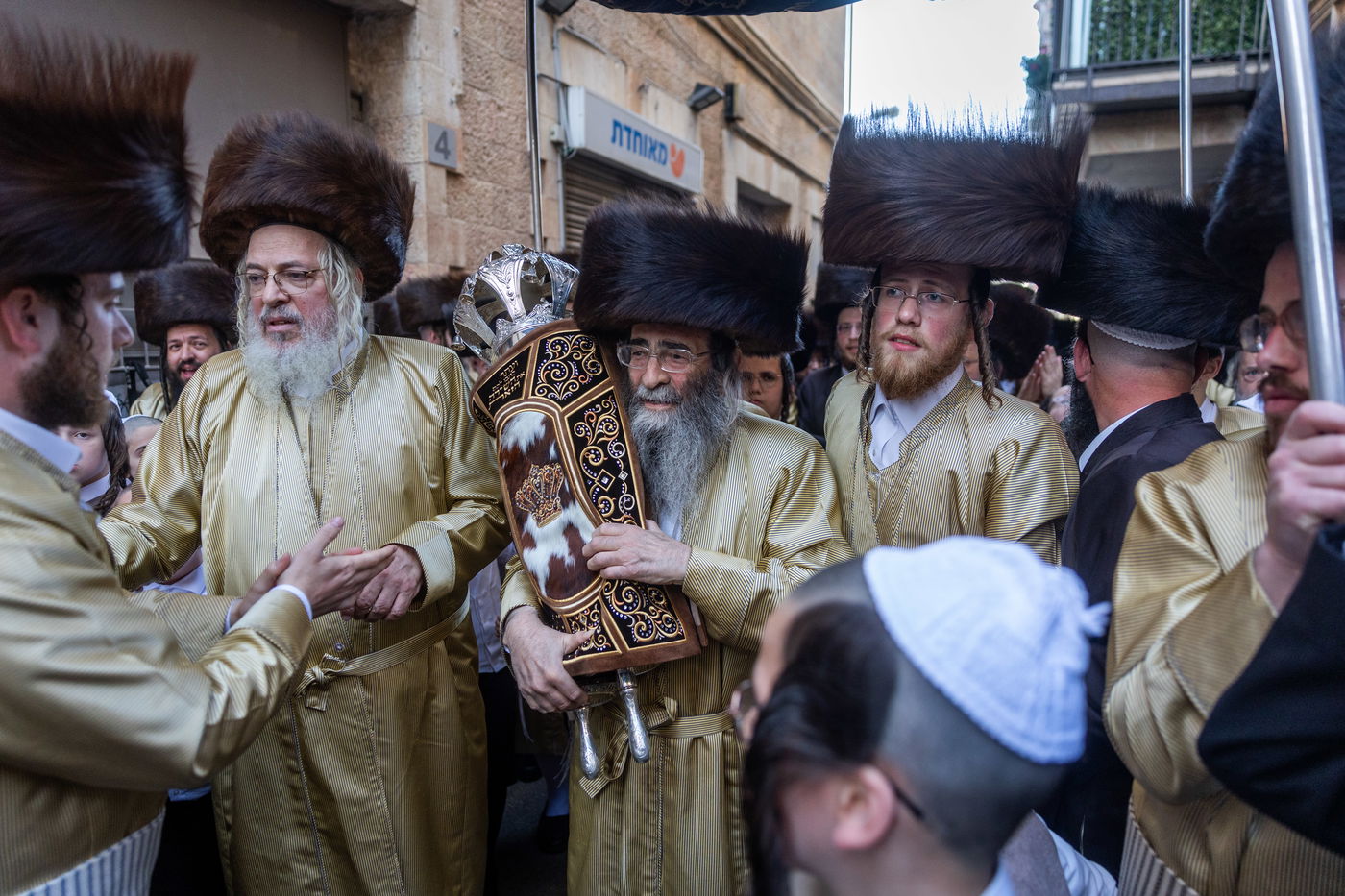 הרב דוד וידר בריקוד בהכנסת ספר תורה ב'תולדות אהרן' בערב חג השבועות