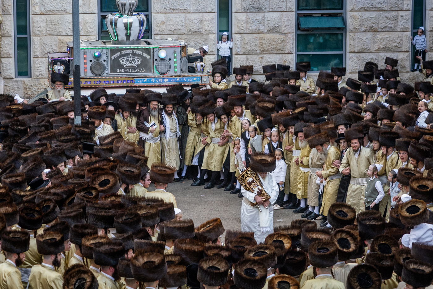 הכנסת ספר תורה ב'תולדות אהרן' בערב חג השבועות