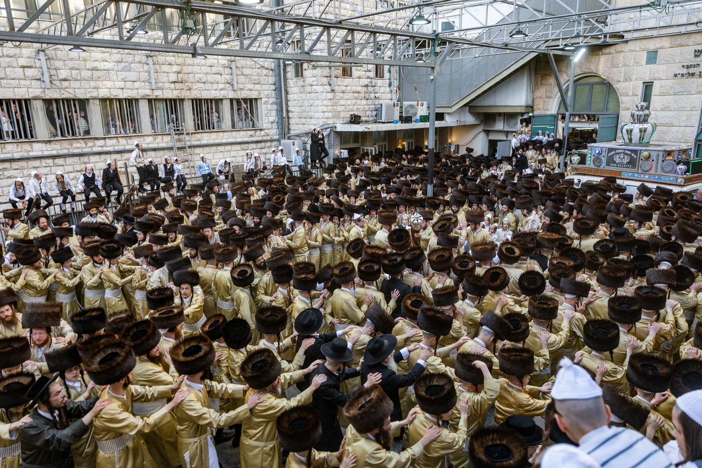 הכנסת ספר תורה ב'תולדות אהרן' בערב חג השבועות