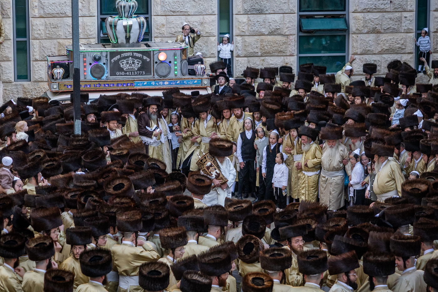 הכנסת ספר תורה ב'תולדות אהרן' בערב חג השבועות