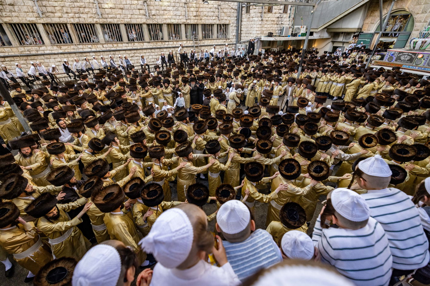 הכנסת ספר תורה ב'תולדות אהרן' בערב חג השבועות