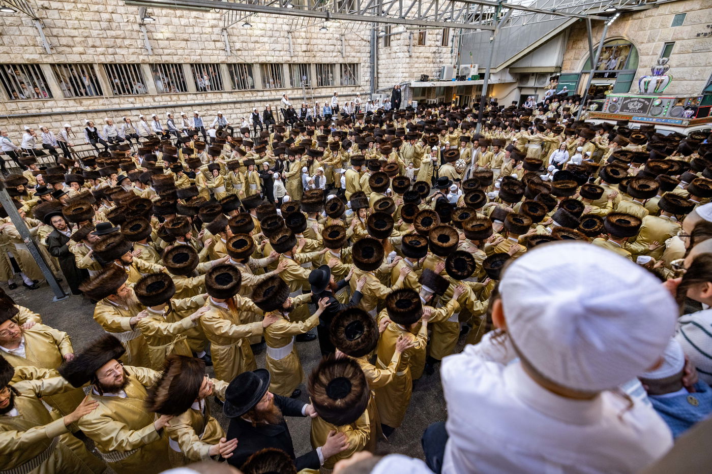 הכנסת ספר תורה ב'תולדות אהרן' בערב חג השבועות