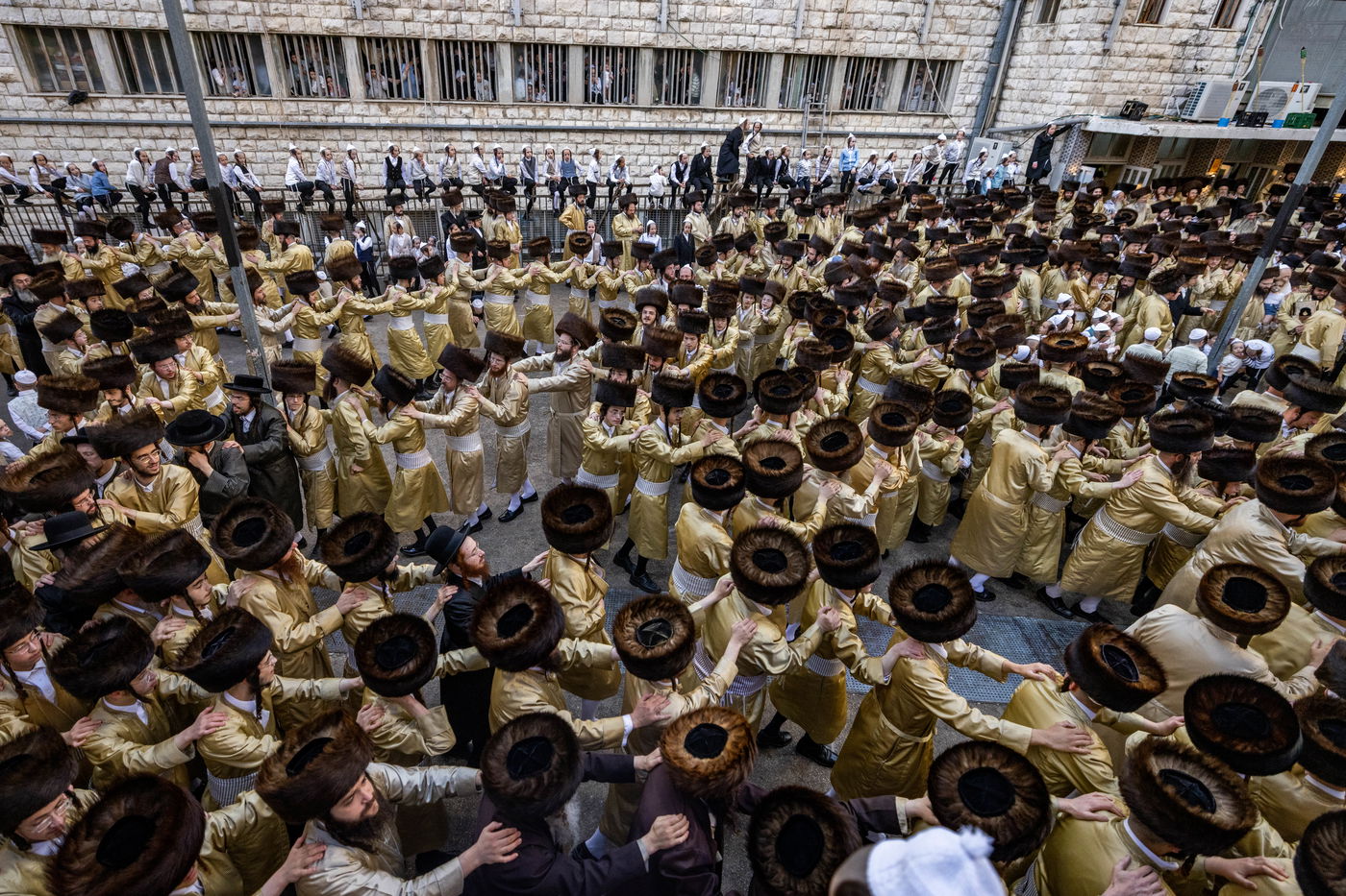 הכנסת ספר תורה ב'תולדות אהרן' בערב חג השבועות