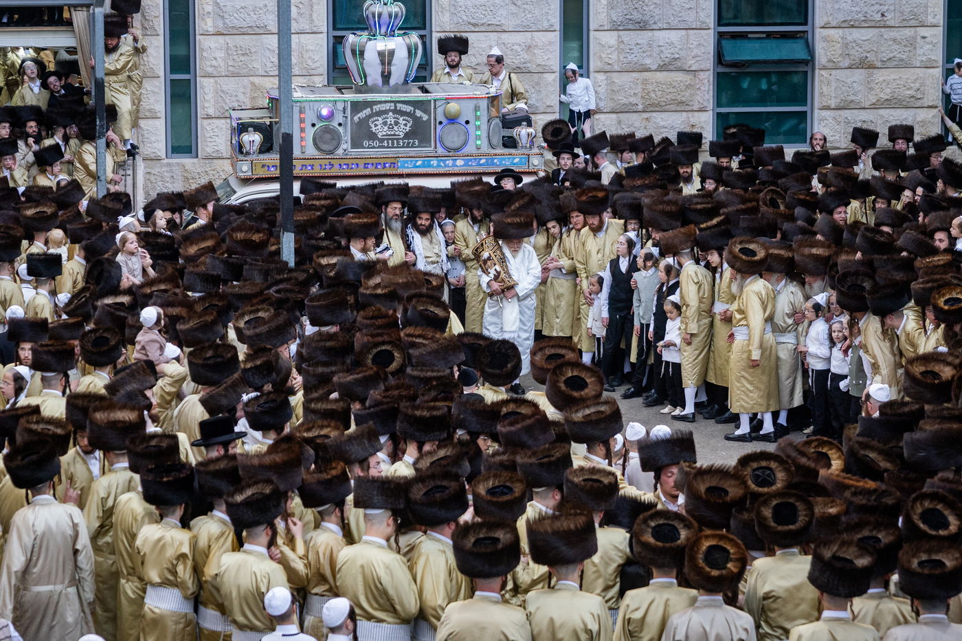 הכנסת ספר תורה ב'תולדות אהרן' בערב חג השבועות