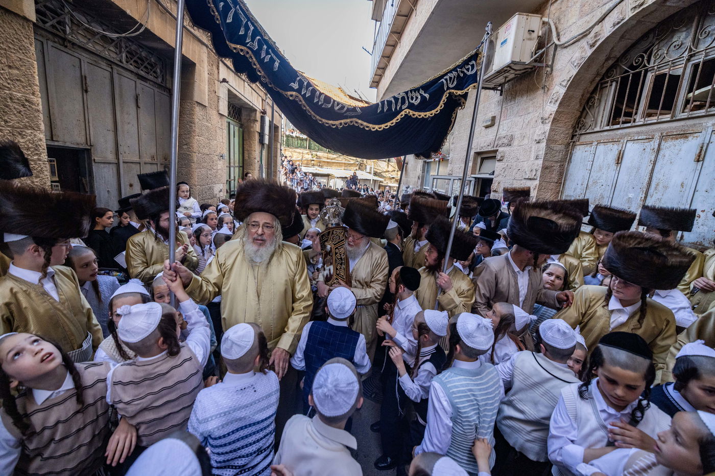 הכנסת ספר תורה ב'תולדות אהרן' בערב חג השבועות