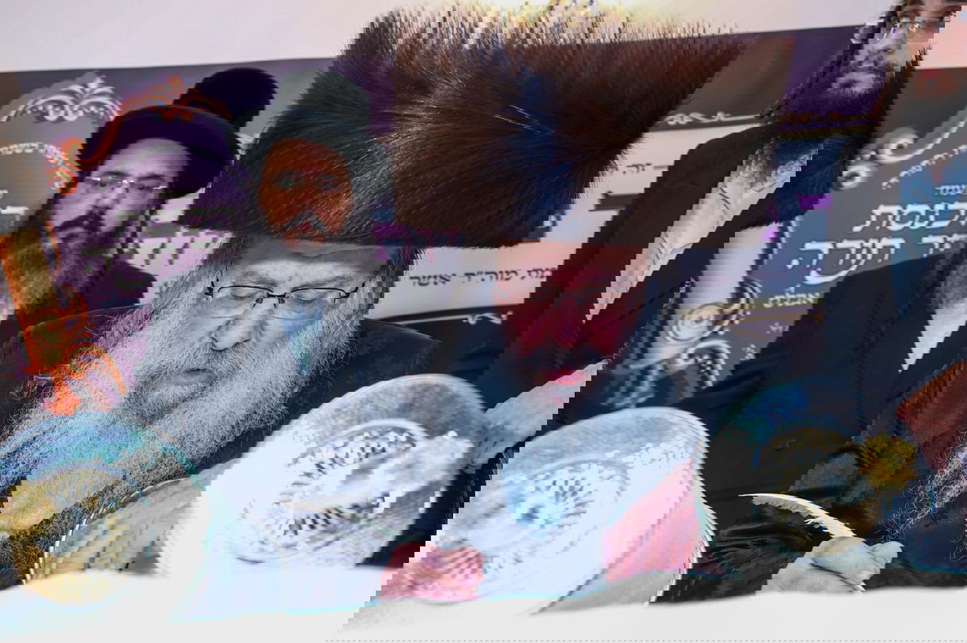 האדמו"ר מנדבורנה בכתיבת אותיות