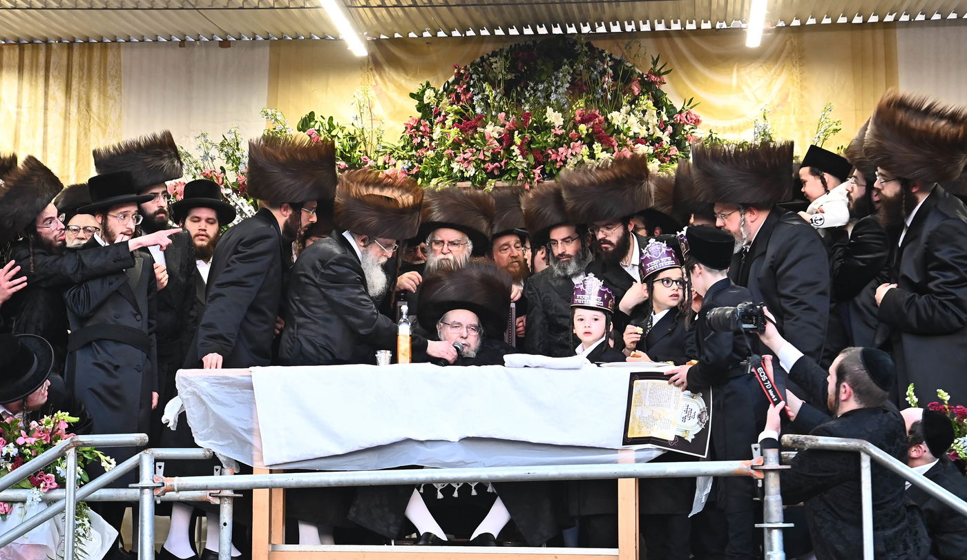 הכנסת ספר תורה לזכותו של האדמו"ר מבעלזא