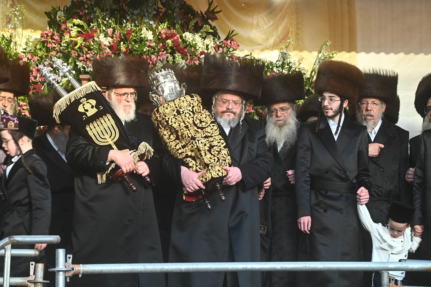 הכנסת ספר תורה לזכותו של האדמו"ר מבעלזא