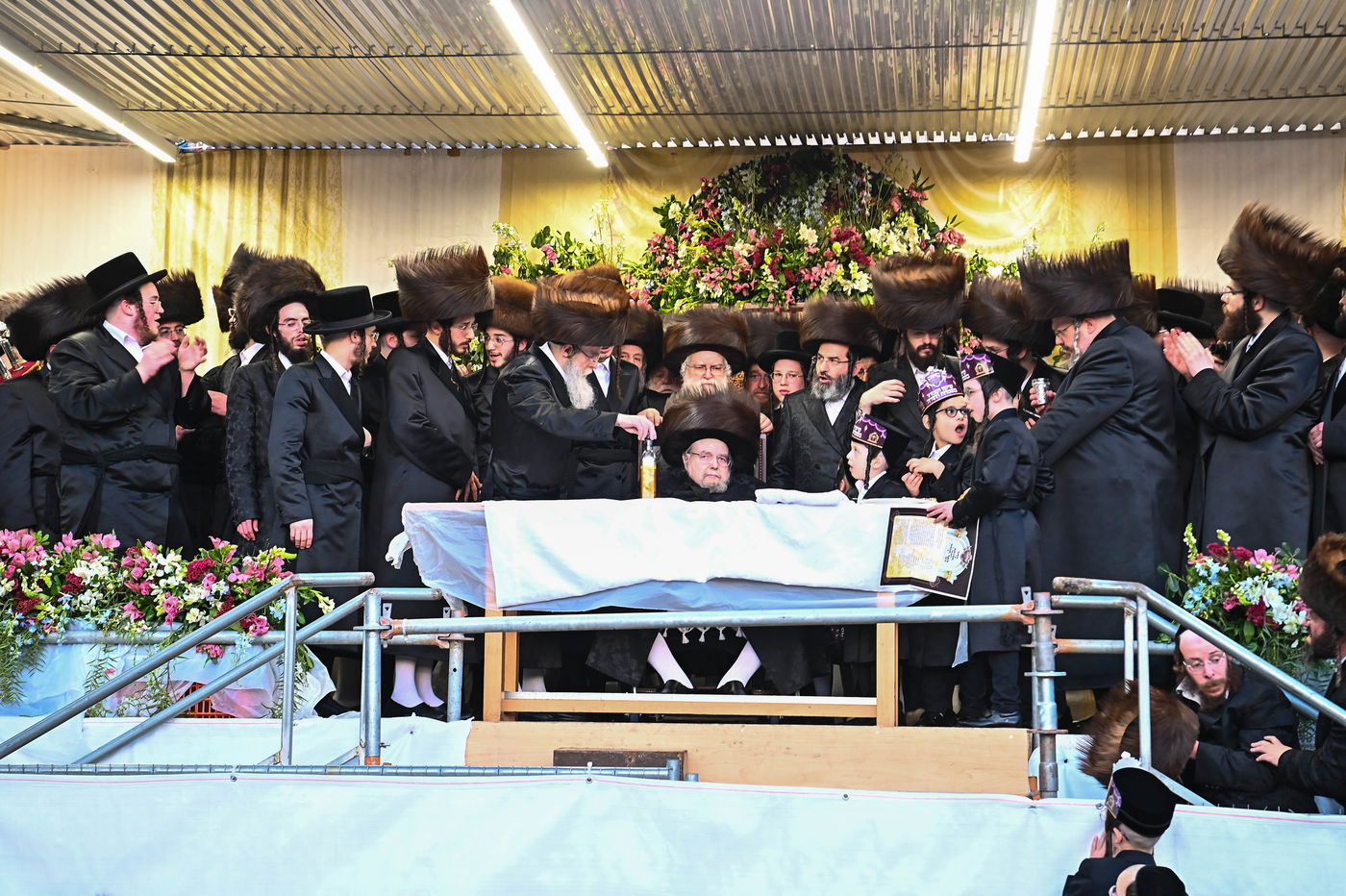 הכנסת ספר תורה לזכותו של האדמו"ר מבעלזא