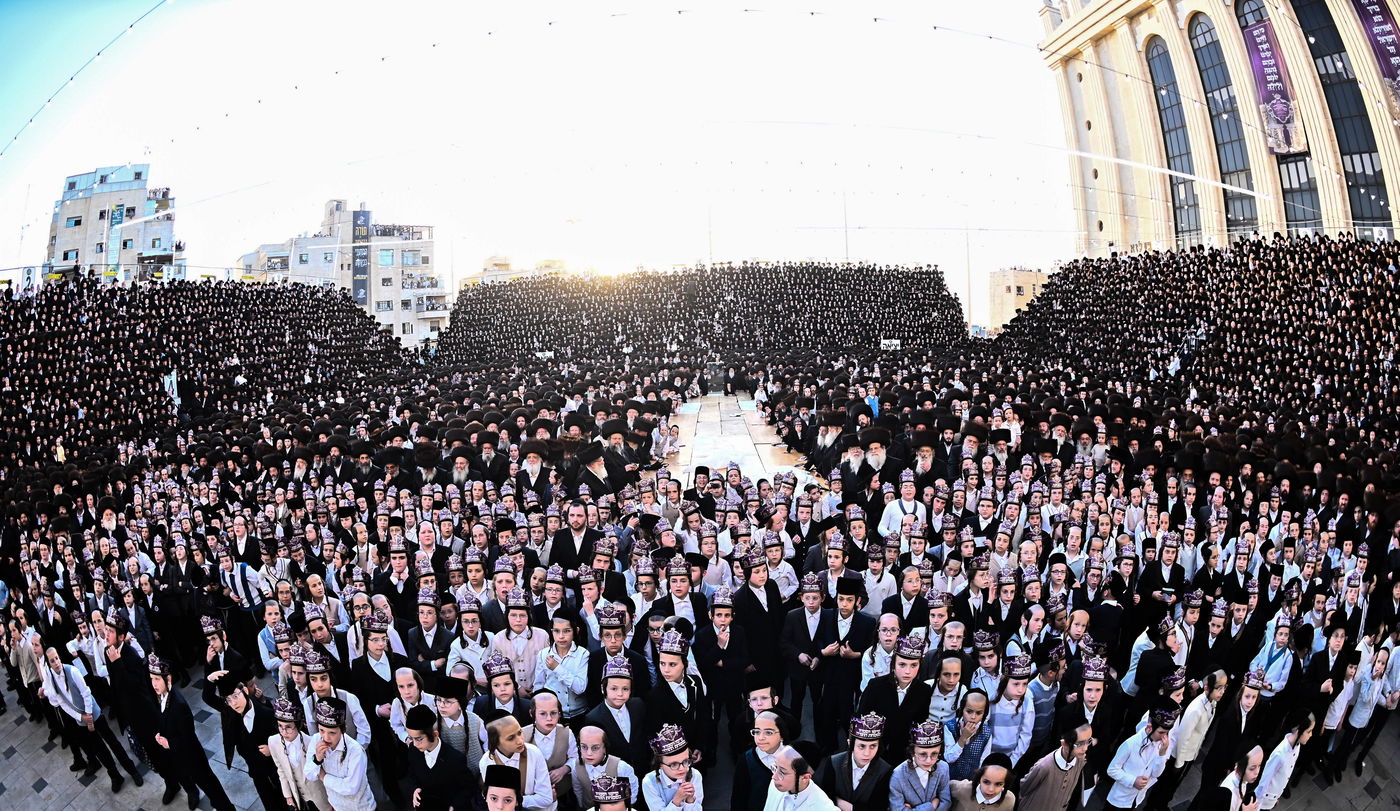 הכנסת ספר תורה לזכותו של האדמו"ר מבעלזא